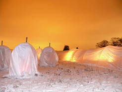 Zelte und Tunnels
              mit Kerzenlicht Januar 2010