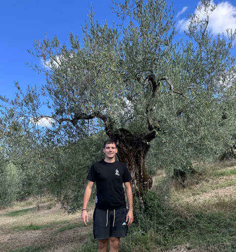 Samuele
              Gramaccia vor einem Nostrale di Rigali